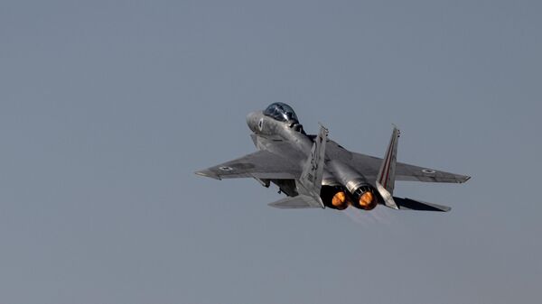 Em Eilat, Israel, um caça F-15 da Força Aérea israelense sobrevoa a base aérea de Ovda, em 24 de outubro de 2021 - Sputnik Brasil