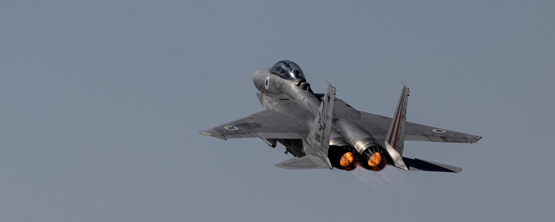 Em Eilat, Israel, um caça F-15 da Força Aérea israelense sobrevoa a base aérea de Ovda, em 24 de outubro de 2021 - Sputnik Brasil, 1920, 02.01.2023