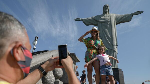 Turistas posam no fundo do Cristo Redentor no Rio de Janeiro, Brasil, 15 de agosto de 2020 - Sputnik Brasil