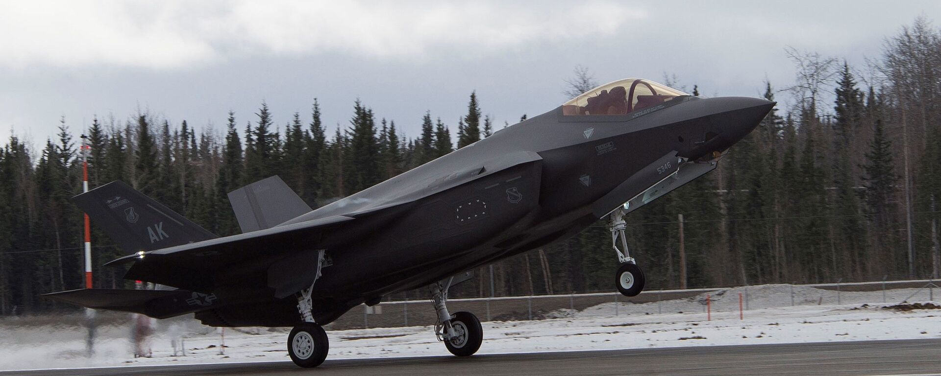 O primeiro F-35A Lightning II atribuído à 354ª Ala de Caça aterrissa na Base Aérea de Eielson, Alasca, em 21 de abril de 2020 - Sputnik Brasil, 1920, 11.02.2022