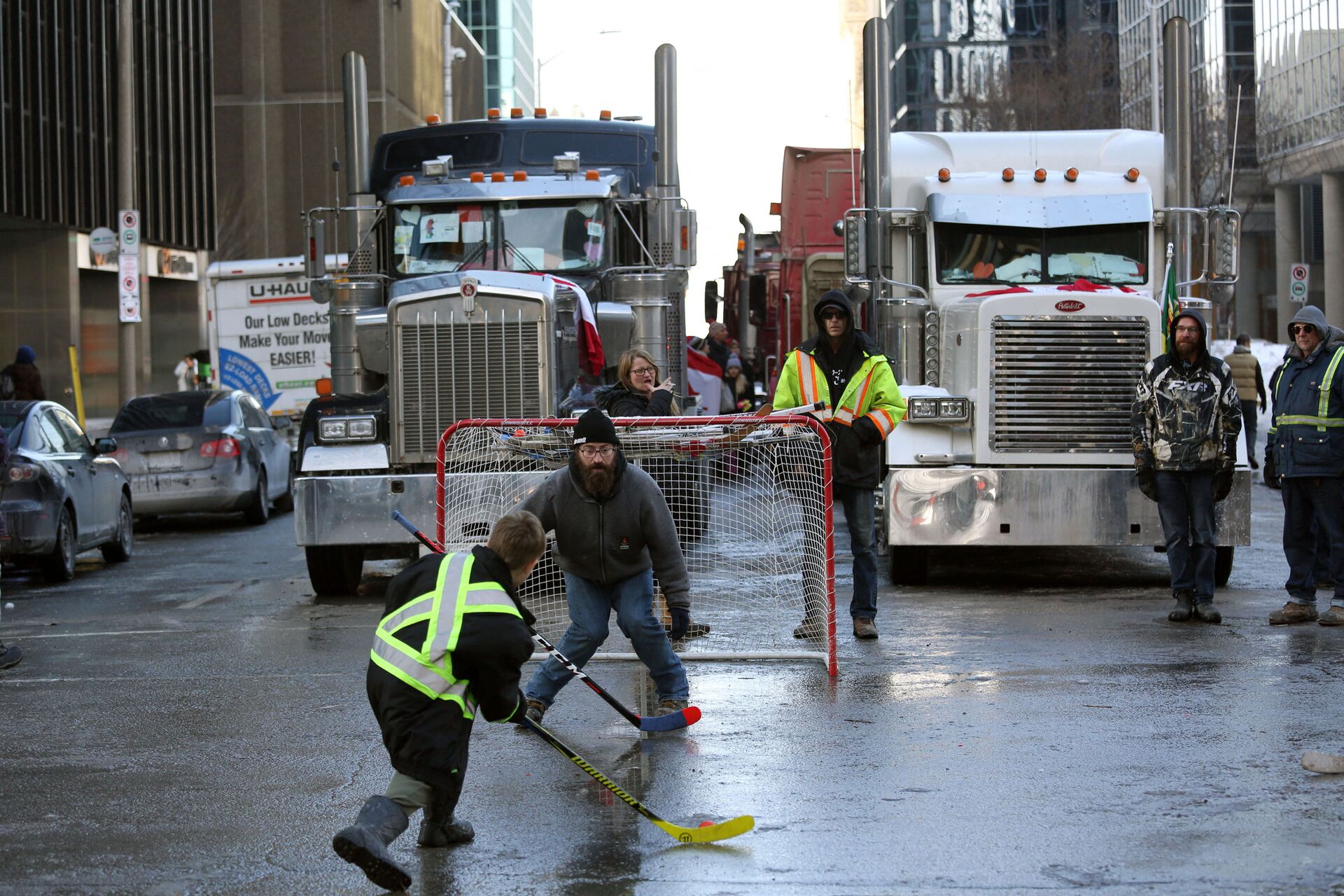 Manifestantes jogam hóquei em rua de Ottawa, Canadá
 - Sputnik Brasil, 1920, 17.02.2022