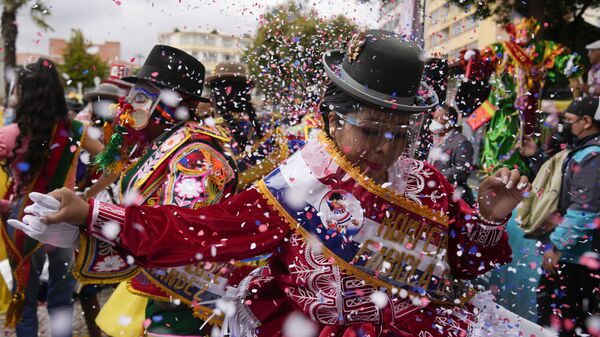 Mulher com protetor facial durante abertura do Carnaval em La Paz, Bolívia
 - Sputnik Brasil