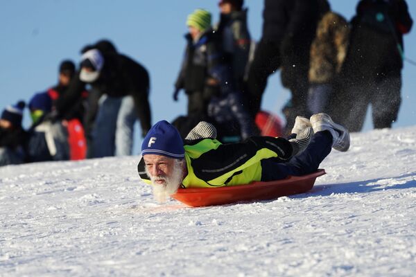 Um homem desce da colina Cricket Hill coberta de neve em Chicago, EUA. - Sputnik Brasil