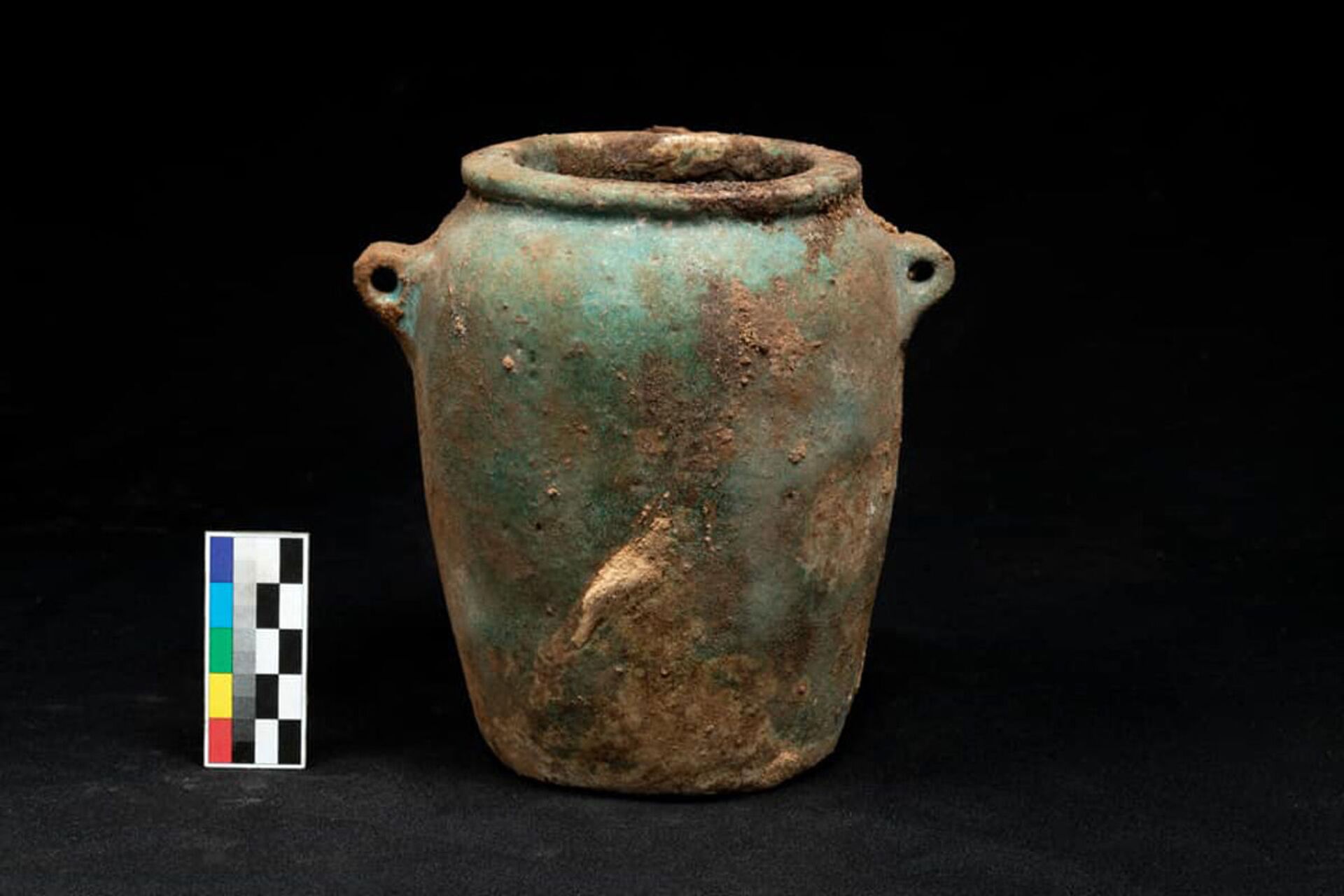 Vaso encontrado por arqueólogos no poço do cemitério de Abu Sir, perto de Cairo, Egito - Sputnik Brasil, 1920, 12.02.2022
