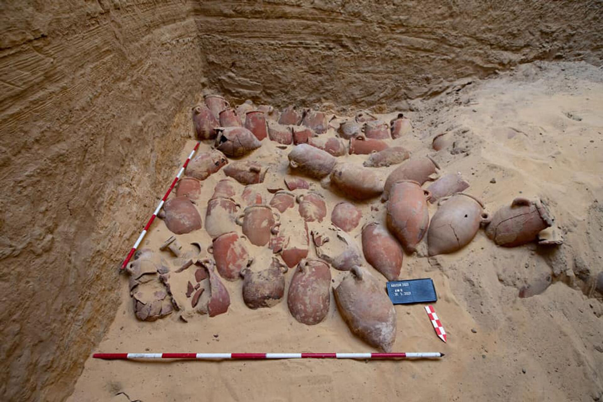 Vasos encontrados por arqueólogos no poço do cemitério de Abu Sir, perto de Cairo, Egito - Sputnik Brasil, 1920, 12.02.2022