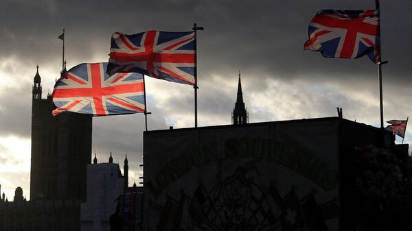 Bandeiras britânicas em frente do Parlamento, na ponte de Westminster, Londres, Inglaterra, Reino Unido, 29 de janeiro de 2022 - Sputnik Brasil