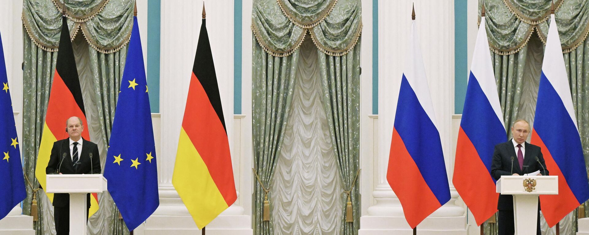 Vladimir Putin, presidente russo, e Olaf Scholz, chanceler da Alemanha, durante coletiva de imprensa em Moscou, Rússia, 15 de fevereiro de 2022 - Sputnik Brasil, 1920, 15.02.2022