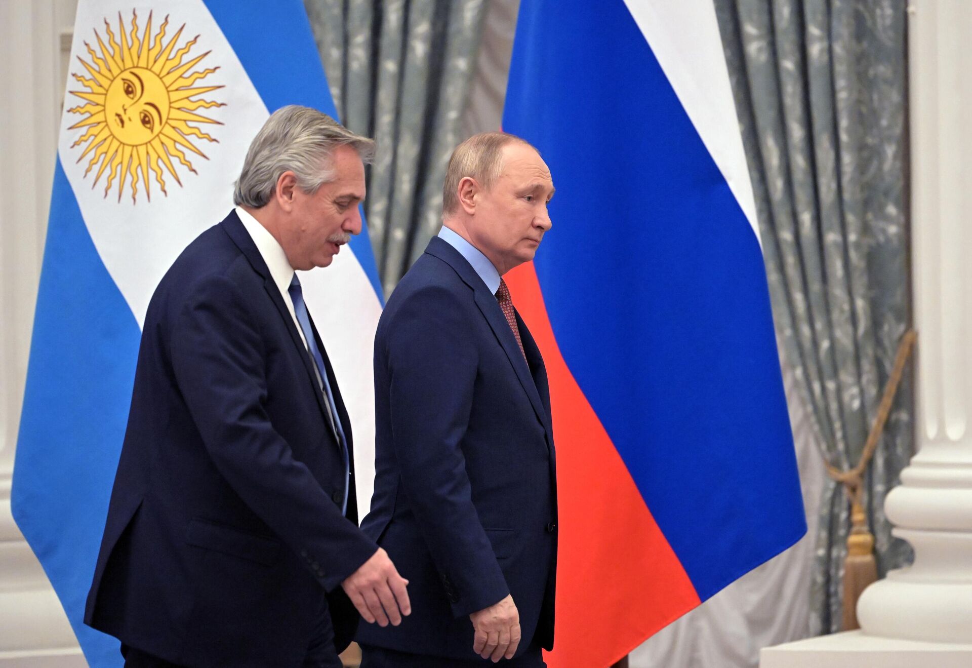 Em Moscou, o presidente da Argentina, Alberto Fernández (à esquerda), e o presidente da Rússia, Vladimir Putin (à direita), caminham juntos durante coletiva de imprensa em 3 de fevereiro de 2022 - Sputnik Brasil, 1920, 16.05.2022