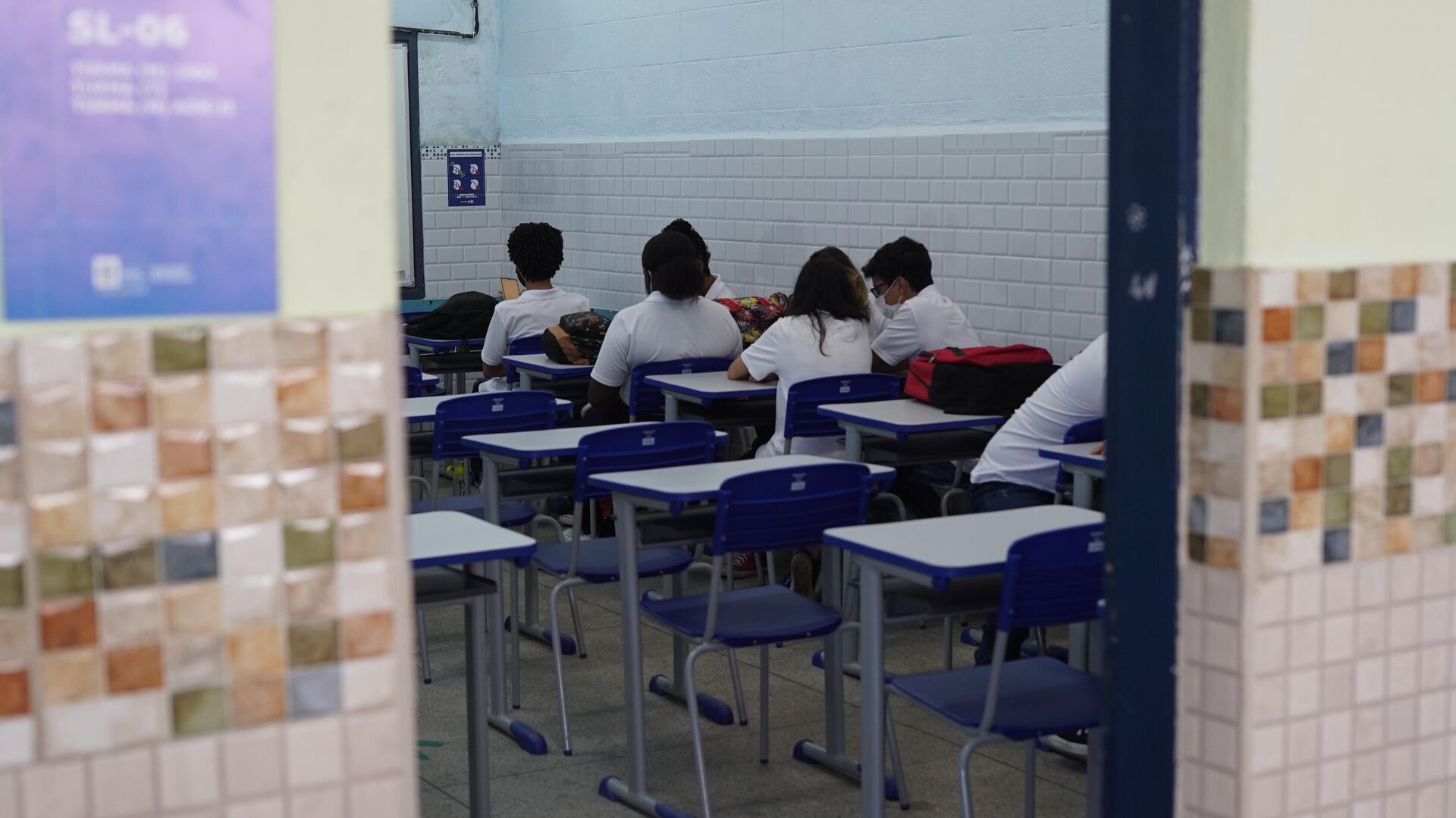 Alunos da escola intercultural Brasil–Rússia, Colégio Estadual Tenente Otavio Pinheiro, em Belford Roxo, na Baixada Fluminense (RJ), em sala de aula no dia 15 de fevereiro de 2022, data da inauguração do colégio, o primeiro russo-brasileiro do país - Sputnik Brasil, 1920, 15.02.2022