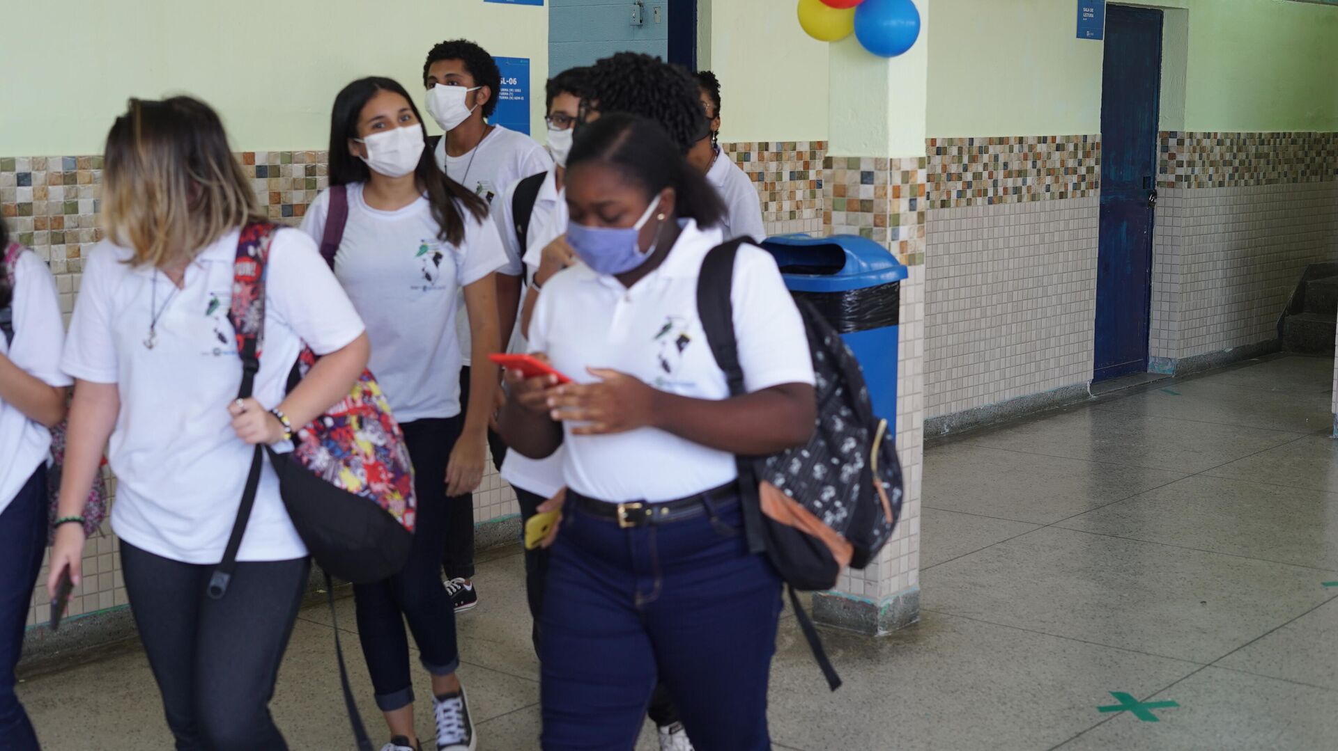 Alunos da Escola Intercultural Brasil Rússia, em Belford Roxo, na Baixada Fluminense, deixam a sala de aula, no dia 15 de fevereiro de 2022, data da inauguração do colégio, o primeiro russo-brasileiro do país - Sputnik Brasil, 1920, 15.02.2022