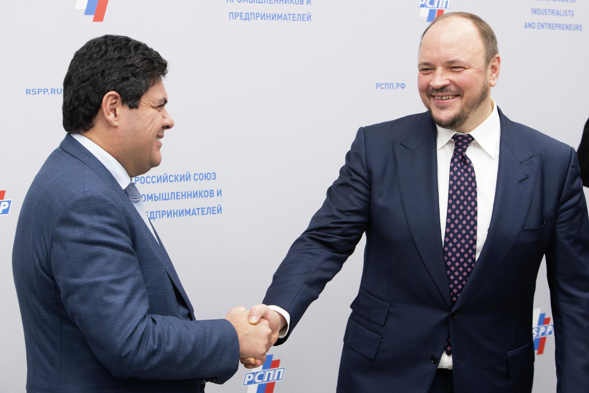 Marcos Molina (à esquerda), CEO do frigorífico Marfrig e Andrei Guriev (à direita), CEO da PhosAgro, após encontro do Conselho Empresarial Brasil-Rússia, Moscou, Rússia, 15 de fevereiro de 2022 - Sputnik Brasil, 1920, 22.12.2022