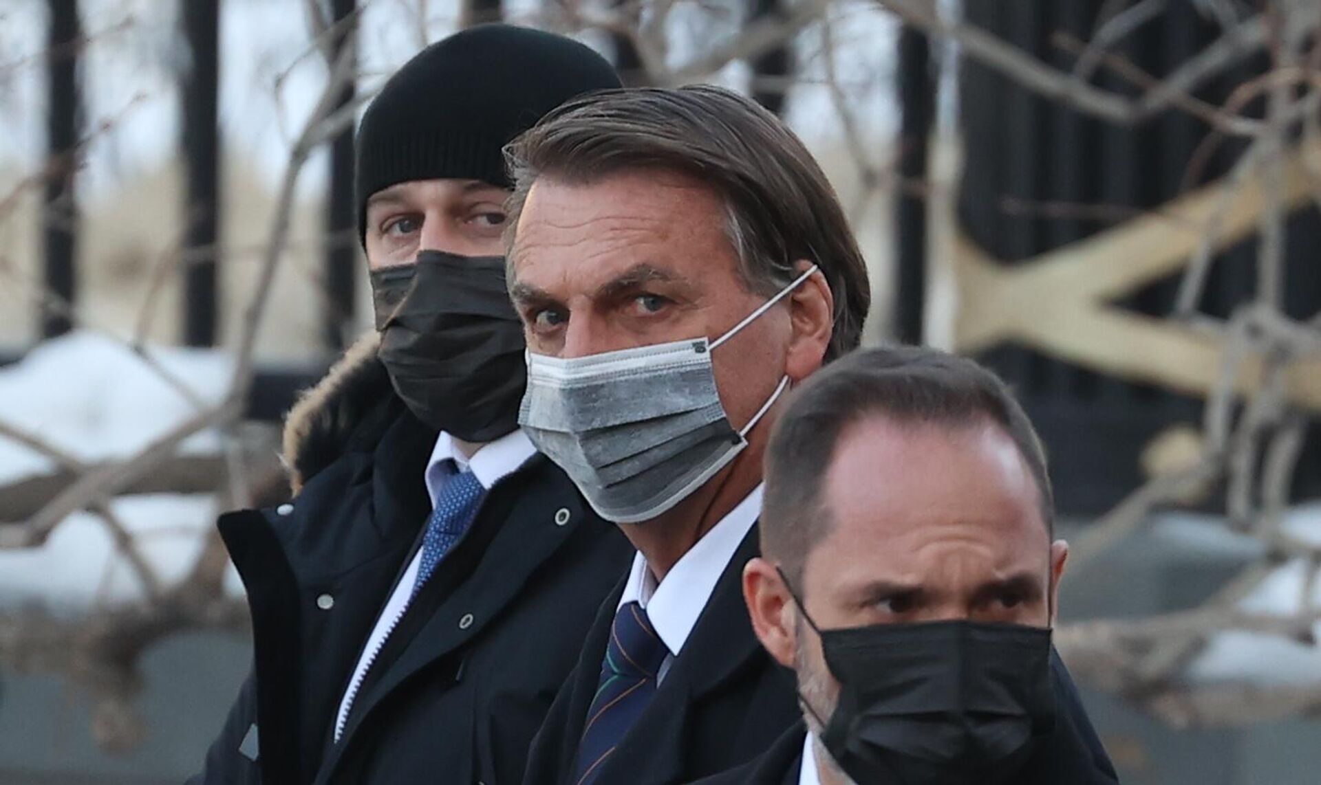 Presidente do Brasil, Jair Bolsonaro, durante a cerimônia de aposição floral no Túmulo do Soldado Desconhecido no centro de Moscou, Rússia, 16 de fevereiro de 2022. - Sputnik Brasil, 1920, 22.12.2022