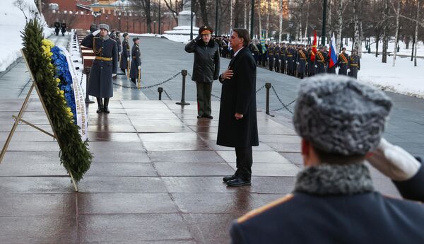 Presidente do Brasil, Jair Bolsonaro, durante a cerimônia de aposição floral no Túmulo do Soldado Desconhecido no centro de Moscou, Rússia, 16 de fevereiro de 2022. - Sputnik Brasil