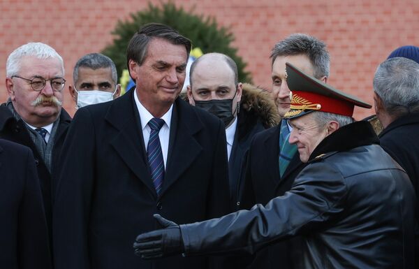 Presidente do Brasil, Jair Bolsonaro, durante a cerimônia de aposição floral no Túmulo do Soldado Desconhecido no centro de Moscou, Rússia, 16 de fevereiro de 2022. - Sputnik Brasil