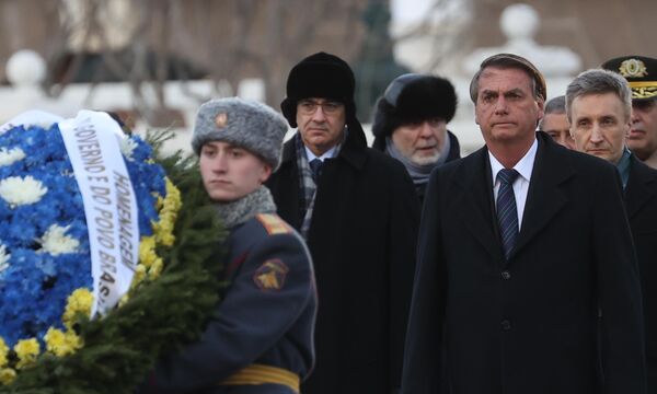 Presidente do Brasil, Jair Bolsonaro, durante a cerimônia de aposição floral no Túmulo do Soldado Desconhecido no centro de Moscou, Rússia, 16 de fevereiro de 2022. - Sputnik Brasil