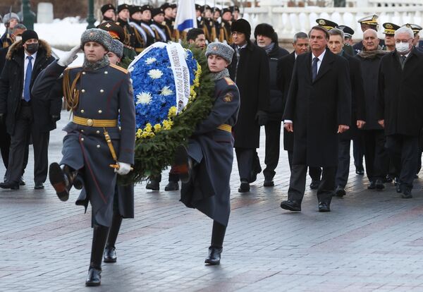 Presidente do Brasil, Jair Bolsonaro, durante a cerimônia de aposição floral no Túmulo do Soldado Desconhecido no centro de Moscou, Rússia, 16 de fevereiro de 2022. - Sputnik Brasil