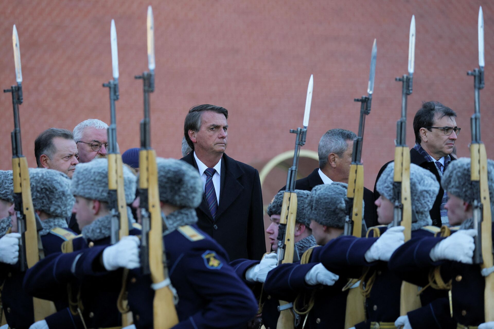 Presidente brasileiro Jair Bolsonaro com sua comitiva participa da cerimônia de aposição floral no Túmulo do Soldado Desconhecido, durante sua visita a Moscou, 16 de fevereiro de 2022 - Sputnik Brasil, 1920, 16.02.2022