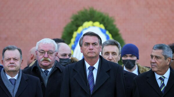 Presidente brasileiro Jair Bolsonaro com sua comitiva participa da cerimônia de aposição floral no Túmulo do Soldado Desconhecido, durante sua visita a Moscou, 16 de fevereiro de 2022 - Sputnik Brasil