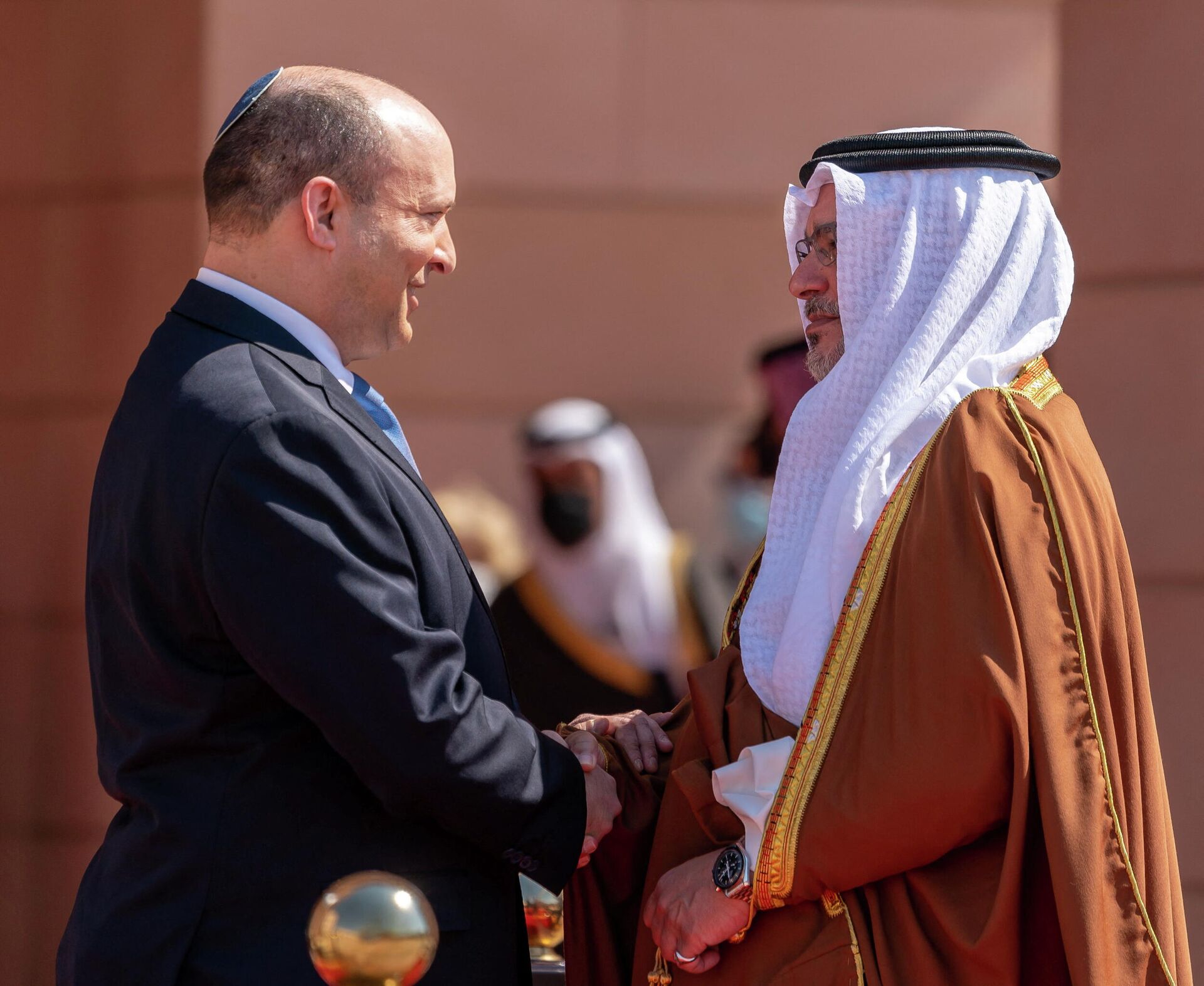 Primeiro-ministro de Israel, Naftali Bennett, e o príncipe herdeiro e primeiro-ministro de Bahrein, Salman bin Hamad Al Khalifa, em Manama, Bahrein, 15 de fevereiro de 2022 - Sputnik Brasil, 1920, 16.02.2022