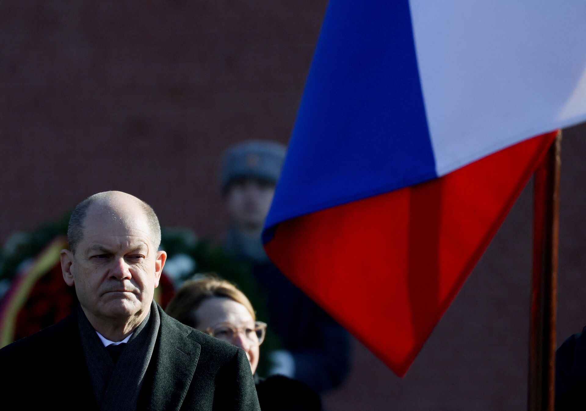 Chanceler alemão, Olaf Scholz, durante cerimônia de aposição floral no Túmulo do Soldado Desconhecido, durante sua visita a Moscou, 15 de fevereiro de 2022 - Sputnik Brasil, 1920, 16.02.2022