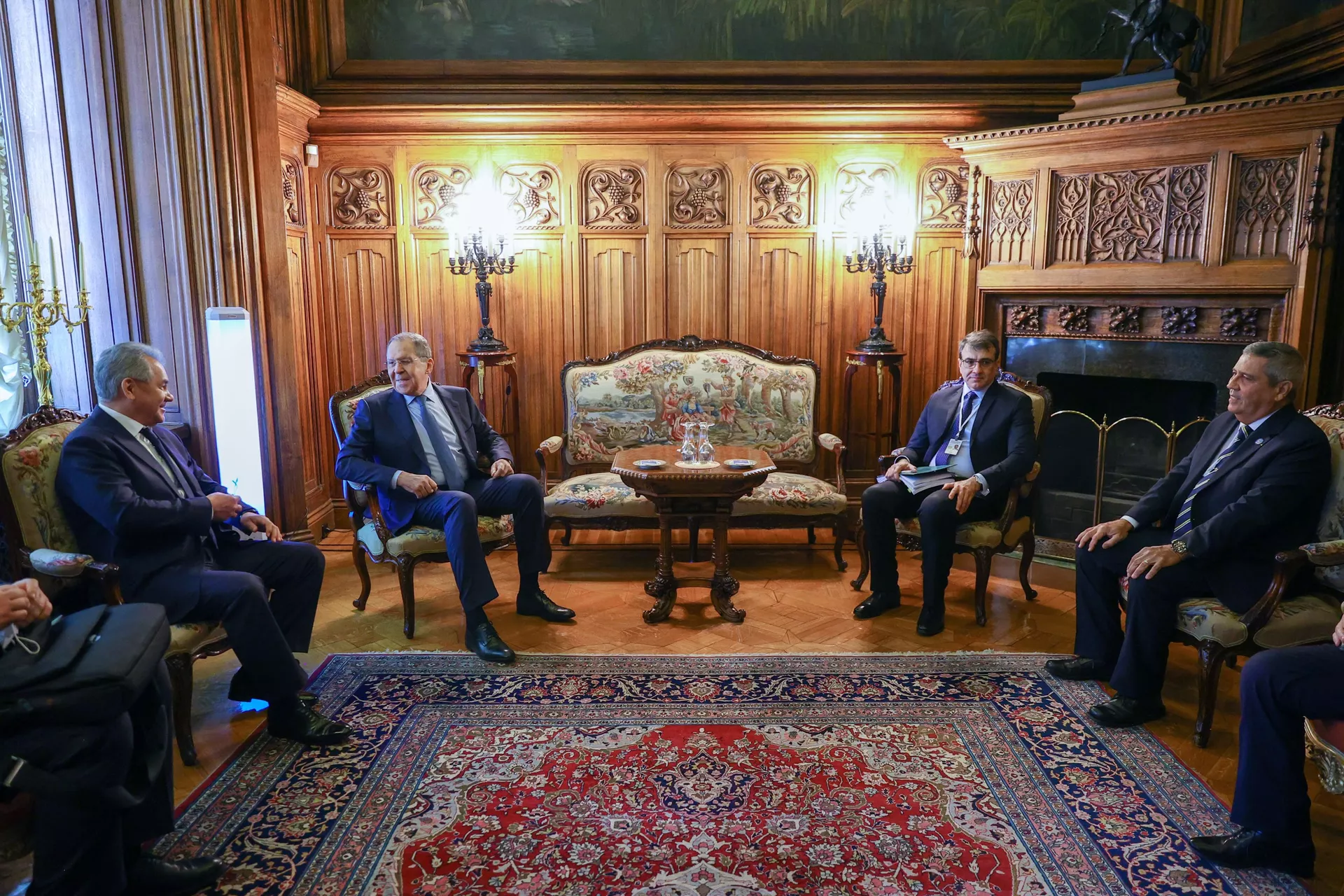 Em Moscou, se reúnem o ministro da Defesa da Rússia (na ponta esquerda), o chanceler russo, Sergei Lavrov, (no centro, à esquerda), o chanceler brasileiro, Carlos França (no centro, à direita), e o ministro da Defesa do Brasil, Walter Braga Netto (à direita), em 16 de fevereiro de 2022 Em Moscou, se reúnem o ministro da Defesa da Rússia (na ponta esquerda), o chanceler russo, Sergei Lavrov, (no centro, à esquerda), o chanceler brasileiro, Carlos França (no centro, à direita), e o ministro da Defesa do Brasil, Walter Braga Netto (à direita), em 16 de fevereiro de 2022 - Sputnik Brasil, 1920, 16.02.2022