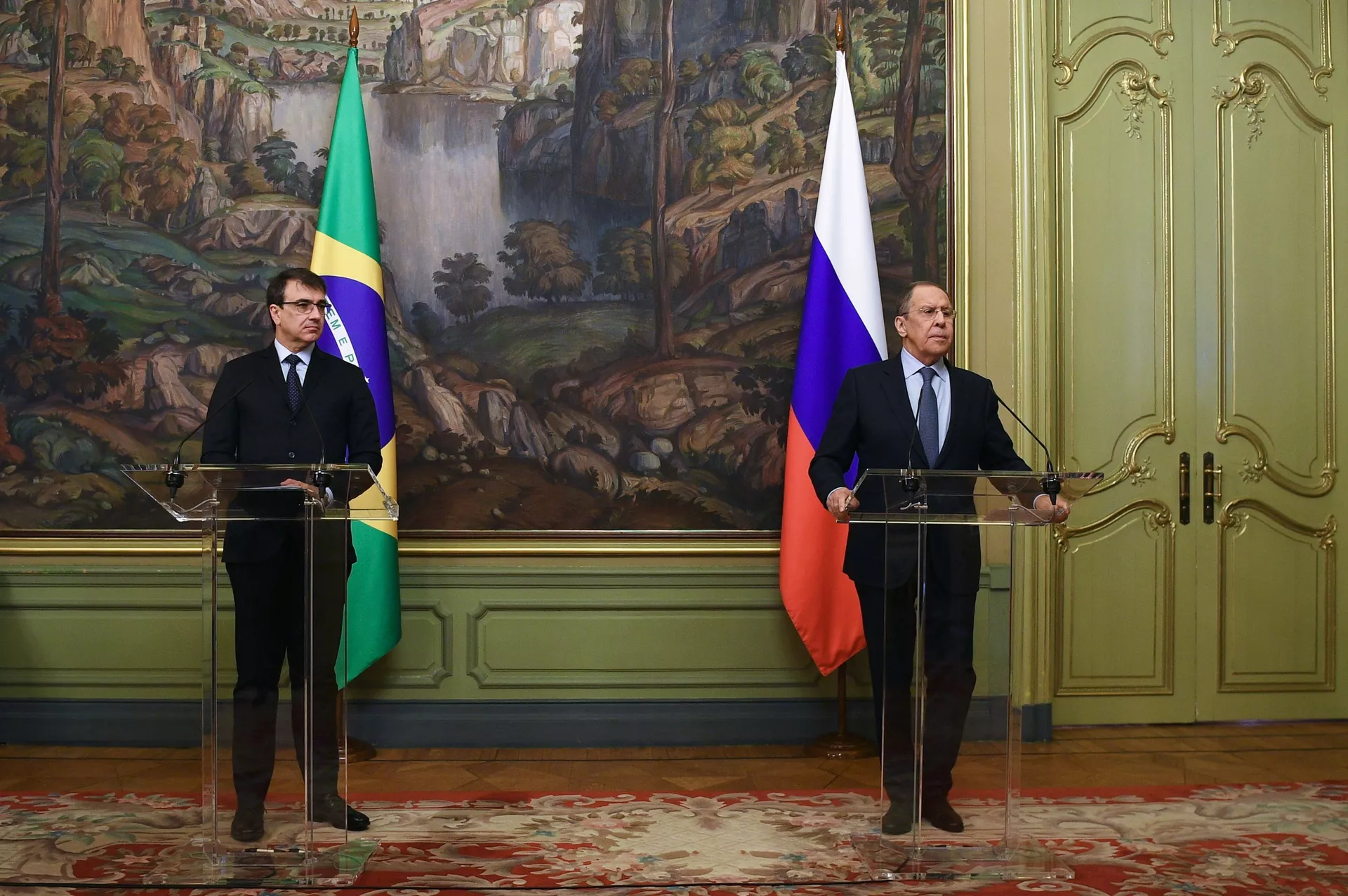Em Moscou, o chanceler brasileiro, Carlos França (à esquerda), e o chanceler russo, Sergei Lavrov (à direita), participam de coletiva de imprensa, em 16 de fevereiro de 2022 Em Moscou, o chanceler brasileiro, Carlos França (à esquerda), e o chanceler russo, Sergei Lavrov (à direita), participam de coletiva de imprensa, em 16 de fevereiro de 2022 - Sputnik Brasil, 1920, 16.02.2022