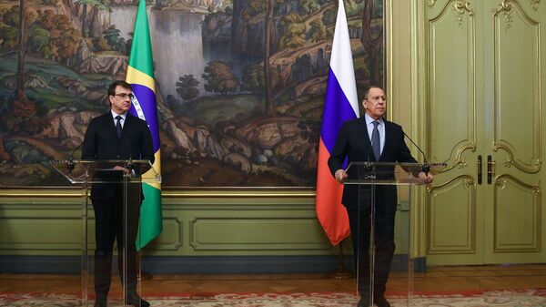 Em Moscou, o chanceler brasileiro, Carlos França (à esquerda), e o chanceler russo, Sergei Lavrov, participam de coletiva de imprensa, em 16 de fevereiro de 2022 (foto de arquivo) - Sputnik Brasil