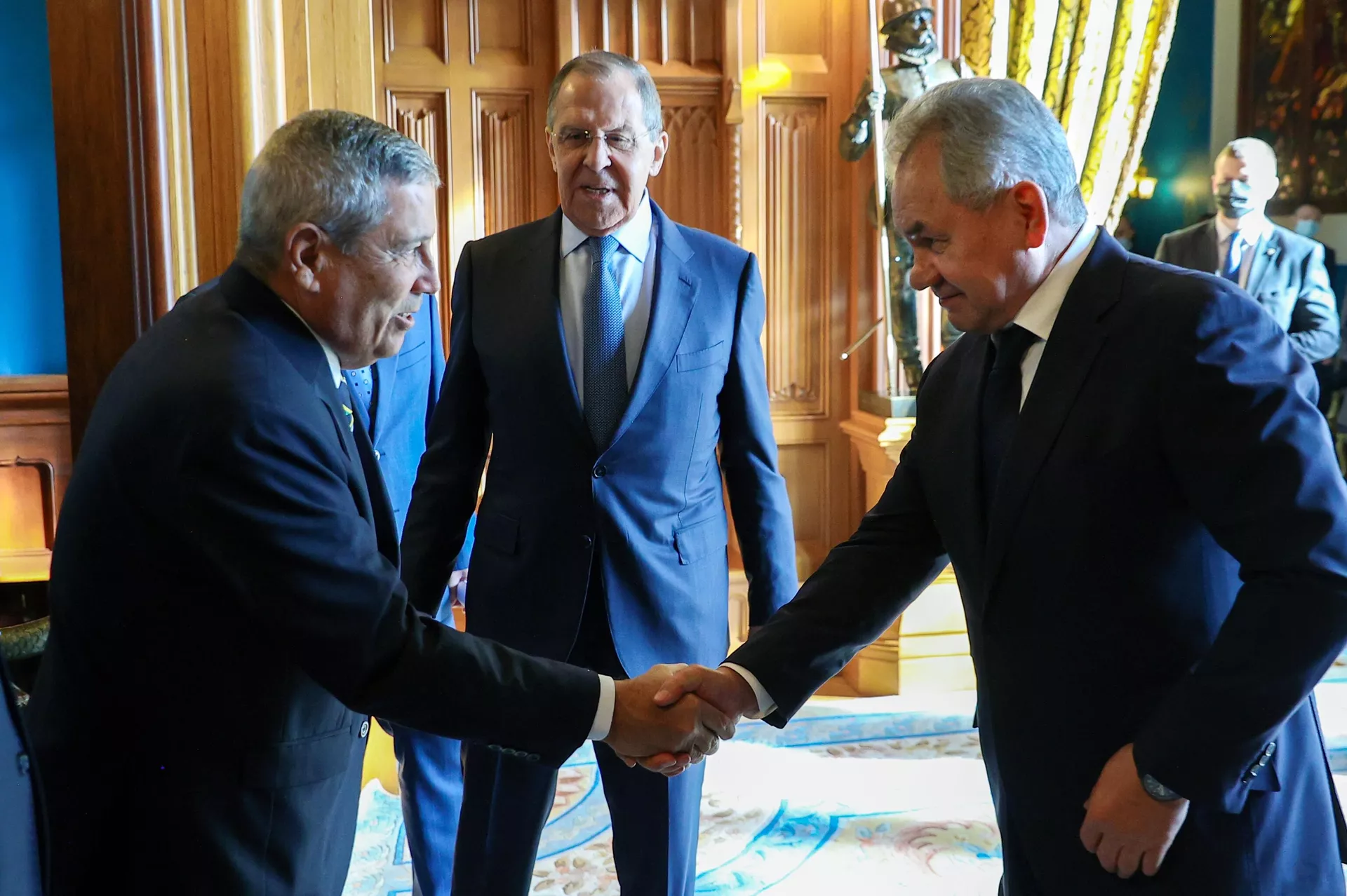Em Moscou, o ministro brasileiro da Defesa, Walter Braga Netto (à esquerda), cumprimento o ministro da Defesa da Rússia, Sergei Shoigu (à direita) diante do chanceler russo, Sergei Lavrov (centro), no âmbito da visita do presidente brasileiro Jair Bolsonaro à Rússia, em 16 de fevereiro de 2022 Em Moscou, o ministro brasileiro da Defesa, Walter Braga Netto (à esquerda), cumprimento o ministro da Defesa da Rússia, Sergei Shoigu (à direita) diante do chanceler russo, Sergei Lavrov (centro), no âmbito da visita do presidente brasileiro Jair Bolsonaro à Rússia, em 16 de fevereiro de 2022 - Sputnik Brasil, 1920, 16.02.2022