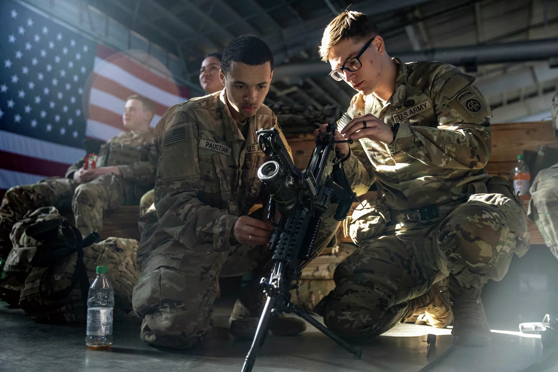 Membros da 82ª Divisão Aerotransportada do Exército dos EUA limpam armamento antes do envio para a Polônia de Fort Bragg, Carolina do Norte, na segunda-feira, 14 de fevereiro de 2022 Membros da 82ª Divisão Aerotransportada do Exército dos EUA limpam armamento antes do envio para a Polônia de Fort Bragg, Carolina do Norte, na segunda-feira, 14 de fevereiro de 2022 - Sputnik Brasil, 1920, 17.02.2022