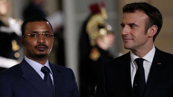 O presidente da França, Emmanuel Macron, à direita, recebe o presidente do Chade, Mahamat Idriss Deby, para uma reunião no Palácio Elysée, em Paris, França, quarta-feira, 16 de fevereiro de 2022 - Sputnik Brasil