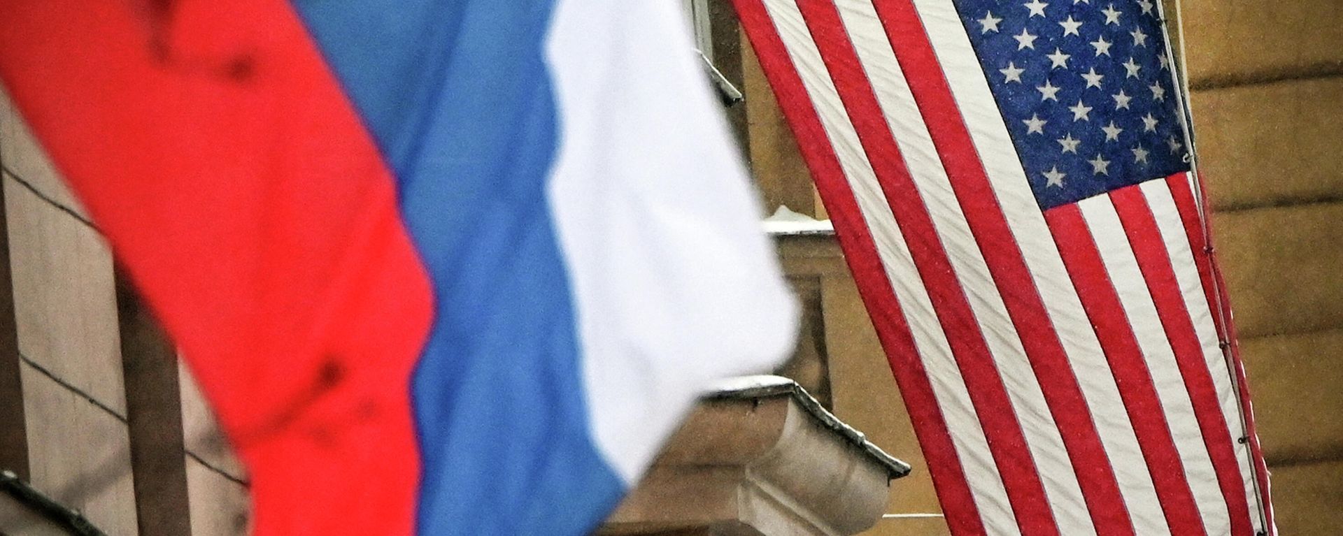 Bandeiras de Rússia e EUA em Moscou, 7 de dezembro de 2021 Bandeiras de Rússia e EUA em Moscou, 7 de dezembro de 2021 - Sputnik Brasil, 1920, 10.06.2022
