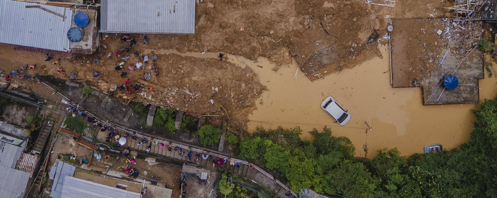 Vista aérea de resultado de deslizamento de terra após fortes chuvas na Região Serrana do Rio de Janeiro. Petrópolis, 16 de fevereiro de 2022 - Sputnik Brasil, 1920, 12.01.2023