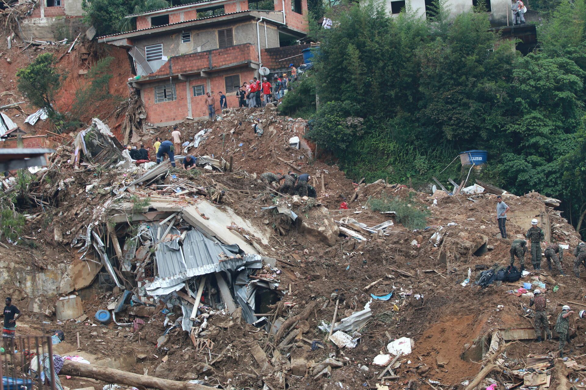 Em Petrópolis, voluntários e bombeiros buscam sobreviventes após deslizamento de terra em meio às fortes chuvas na região serrana do Rio de Janeiro, em 17 de fevereiro de 2022 - Sputnik Brasil, 1920, 17.02.2022