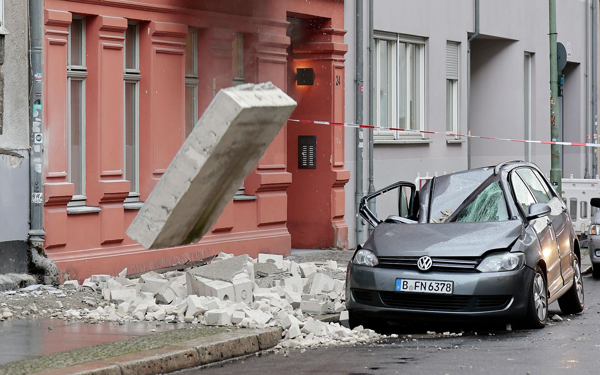 Parte de um muro danificado cai na calçada durante uma tempestade em Berlim, Alemanha, em 17 de fevereiro de 2022.  - Sputnik Brasil, 1920, 17.02.2022