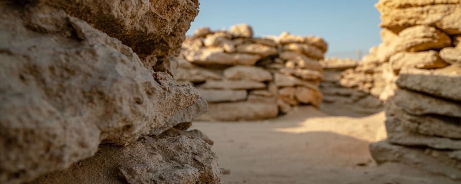 Detalhe das construções de 8.500 anos descobertas na ilha de Ghagha, nos Emirados Árabes Unidos - Sputnik Brasil, 1920, 08.04.2025