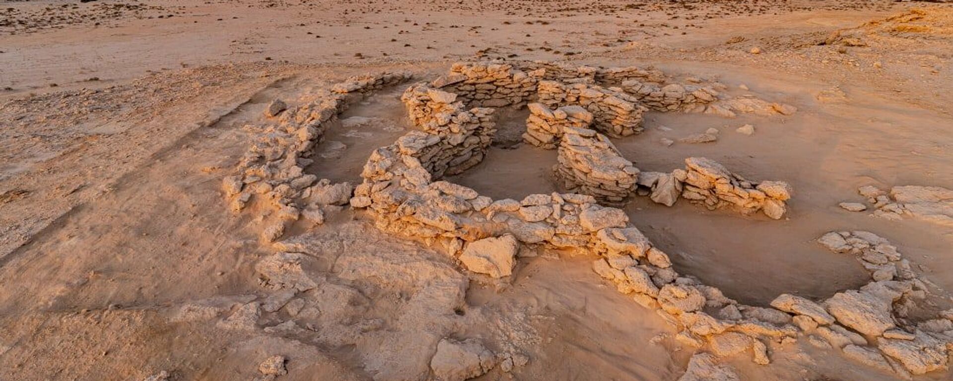 Vista do sítio arqueológico nos Emirados Árabes Unidos onde foi encontrada casa de 8.500 anos - Sputnik Brasil, 1920, 05.10.2025