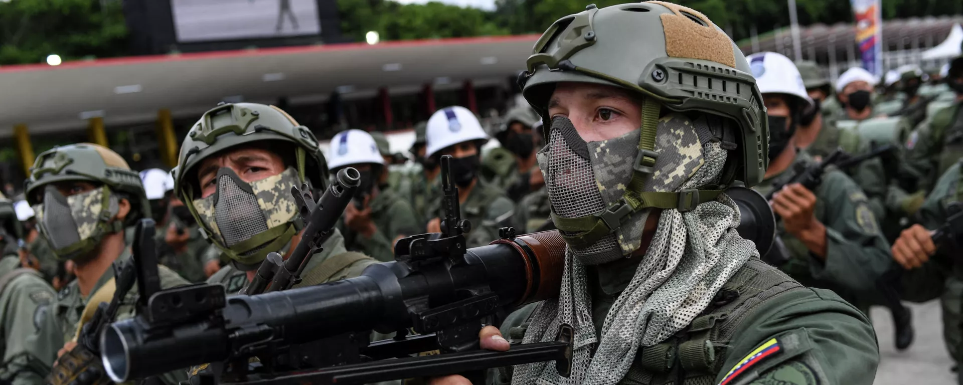 Soldados das forças especiais do exército venezuelano gritam slogans enquanto marcham durante um desfile de ensaio no âmbito das comemorações do Dia da Independência, em Fuerte Tiuna, Caracas, em 3 de julho de 2021 - Sputnik Brasil, 1920, 13.01.2026