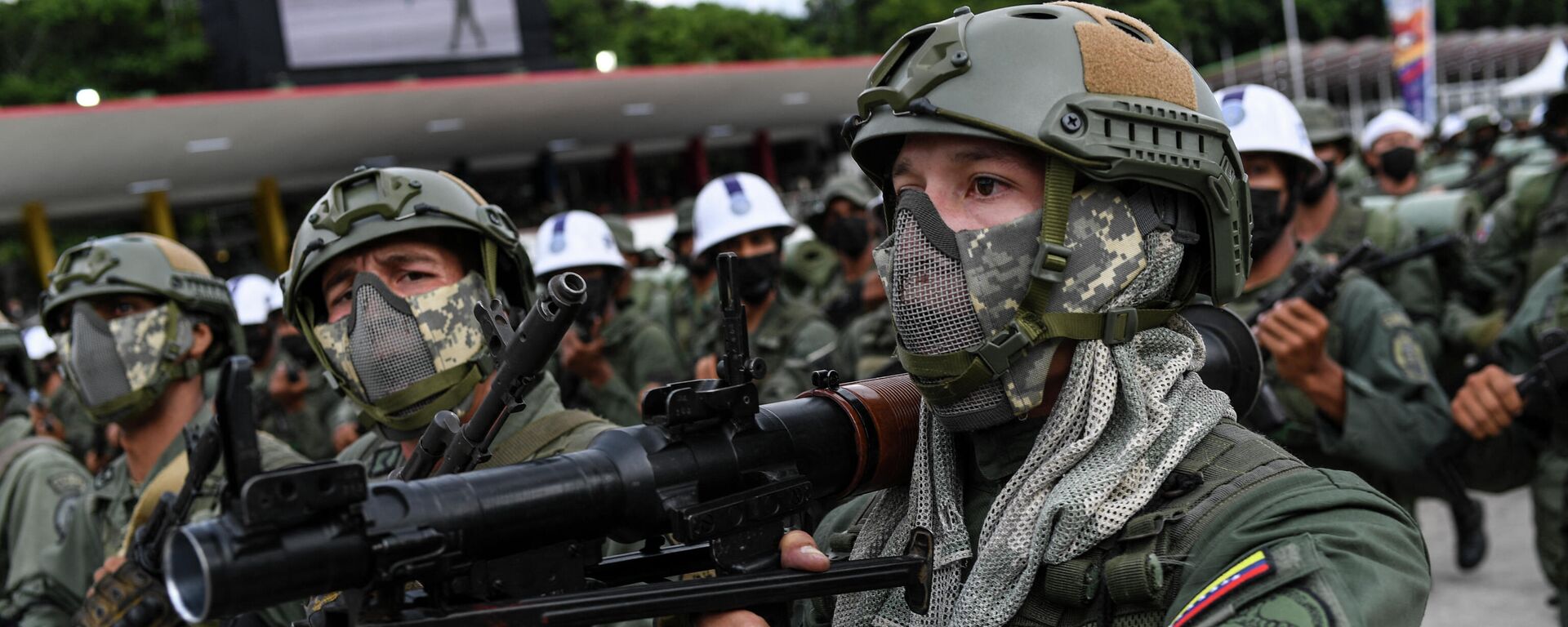 Soldados das forças especiais do exército venezuelano gritam slogans enquanto marcham durante um desfile de ensaio no âmbito das comemorações do Dia da Independência, em Fuerte Tiuna, Caracas, em 3 de julho de 2021 - Sputnik Brasil, 1920, 13.01.2025