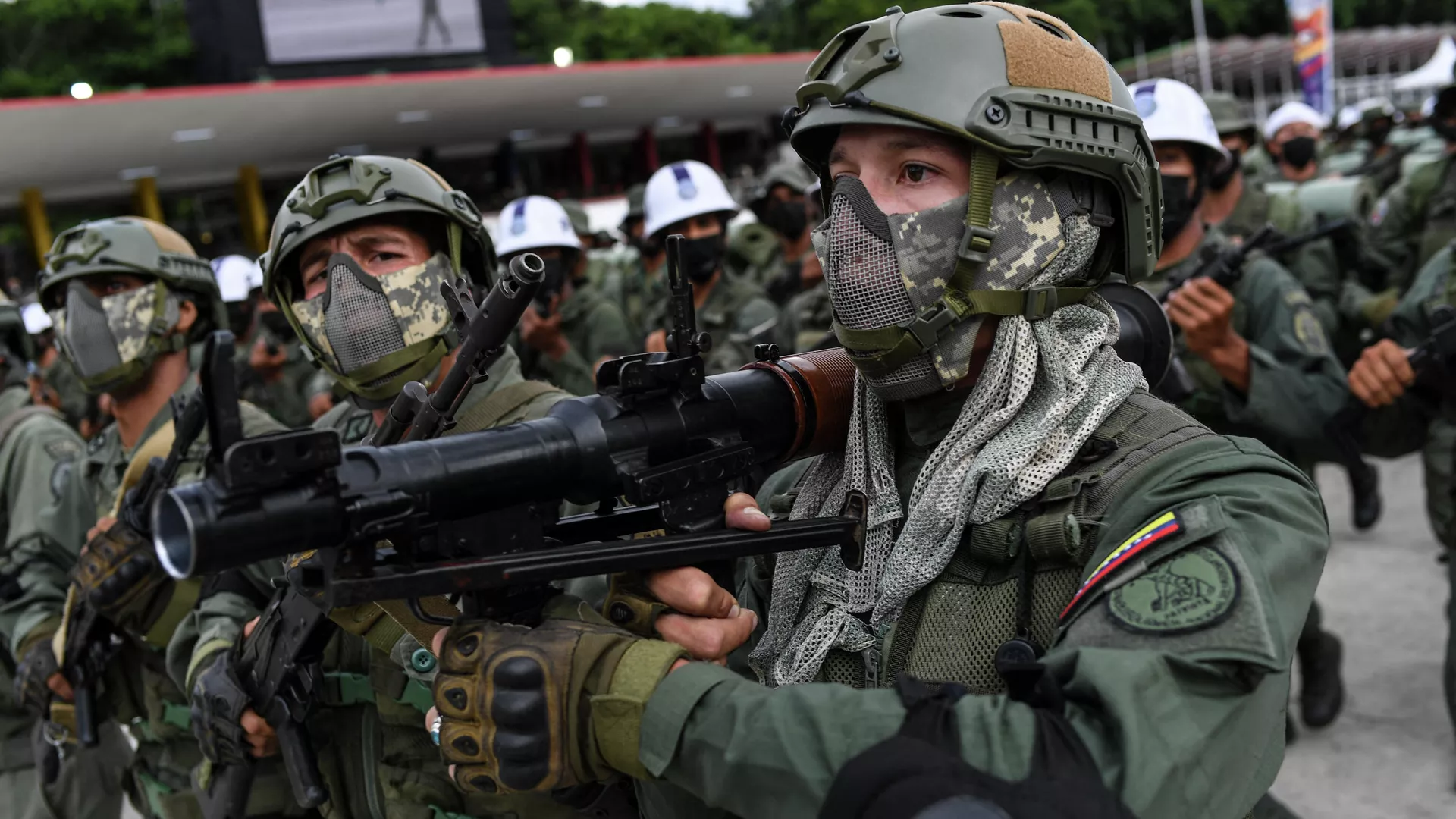 Soldados das forças especiais do exército venezuelano gritam slogans enquanto marcham durante um desfile de ensaio no âmbito das comemorações do Dia da Independência, em Fuerte Tiuna, Caracas, em 3 de julho de 2021 - Sputnik Brasil, 1920, 31.12.2025