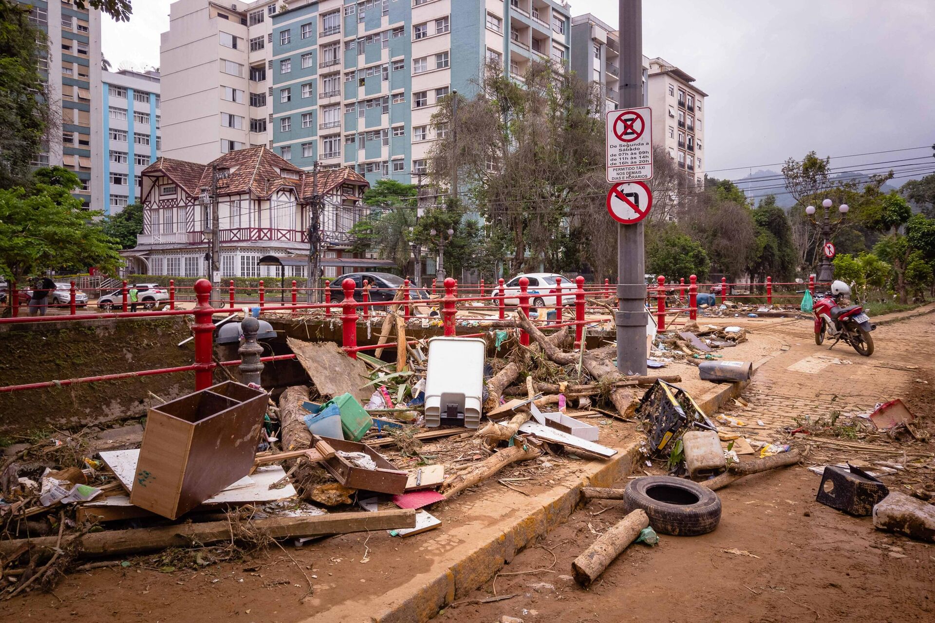 Imagens das fortes chuvas na cidade de Petrópolis, Rio de Janeiro que ocorreram nesta semana. Até o momento foram confirmadas 123 mortes e há pelo menos 116 pessoas desaparecidas, 15 de fevereiro de 2022 - Sputnik Brasil, 1920, 21.03.2022