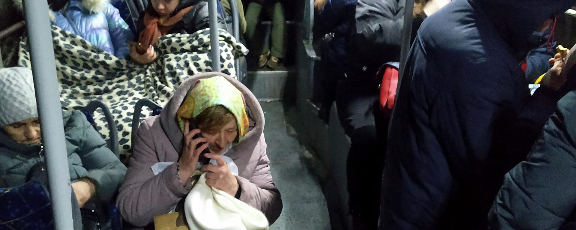 Pessoas sentadas dentro de um ônibus esperando para serem evacuadas para a Rússia em meio a crise em Donetsk - Sputnik Brasil, 1920, 18.02.2022