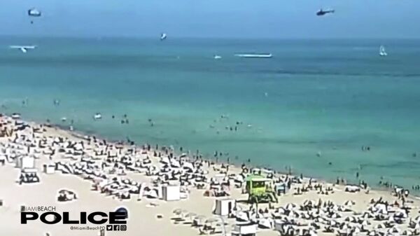 Visão de um helicóptero antes de cair no oceano em Miami Beach , Miami , Flórida, EUA, 19 de fevereiro de 2022, nesta imagem estática obtida de um vídeo de mídia social. Cortesia do Departamento de Polícia de Miami Beach - Sputnik Brasil