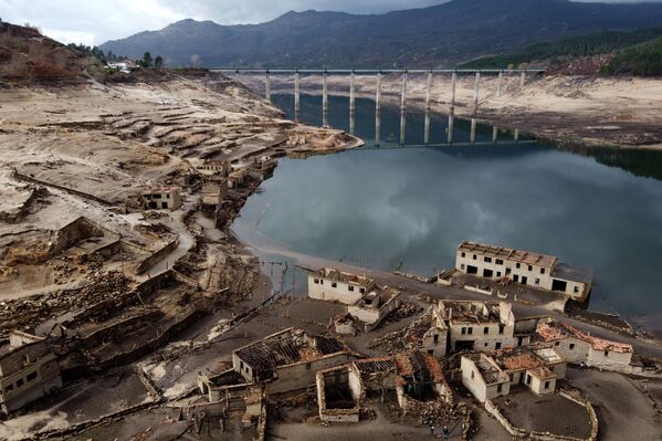 Panorama das normalmente submersas ruínas do antigo povoado de Aceredo, que surgiu desde o reservatório da usina hidrelétrica do Alto Lindoso devido ao baixo nível de água, perto de Lobios, província de Ourense, Espanha, 15 de fevereiro de 2022 - Sputnik Brasil