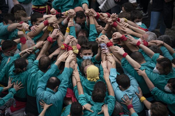 Participantes juntam mãos para criar base de torre humana durante celebrações da santa católica Eulália de Barcelona, em Barcelona, Espanha, 11 de fevereiro de 2022 - Sputnik Brasil