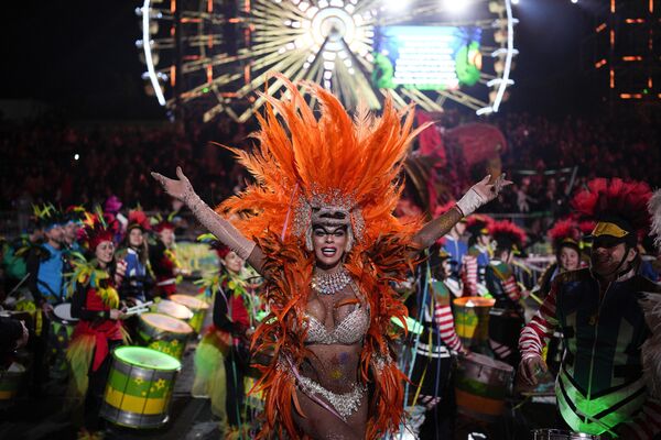 Artista dança durante cerimônia de abertura do Carnaval de Nice em Nice, França, 11 de fevereiro de 2022 - Sputnik Brasil