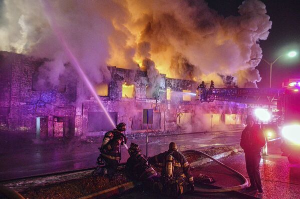 Bombeiros lutando contra incêndio em local de acidente de caminhão de gás em Rockville Centre, Nova York, EUA, 16 de fevereiro de 2022 - Sputnik Brasil