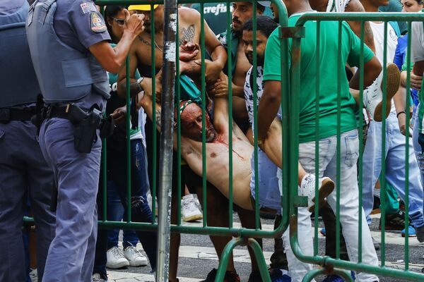 Fã do Palmeiras é transportado após se ferir em uma luta durante transmissão ao vivo da Final da Copa do Mundo de Clubes da FIFA contra o Chelsea, em São Paulo, Brasil, 12 de fevereiro de 2022 - Sputnik Brasil