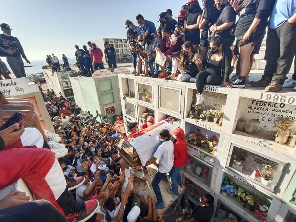 Familiares e outras pessoas participam de funeral de motorista morto por migrantes venezuelanos em Antofagasta, Chile, 14 de fevereiro de 2022 - Sputnik Brasil