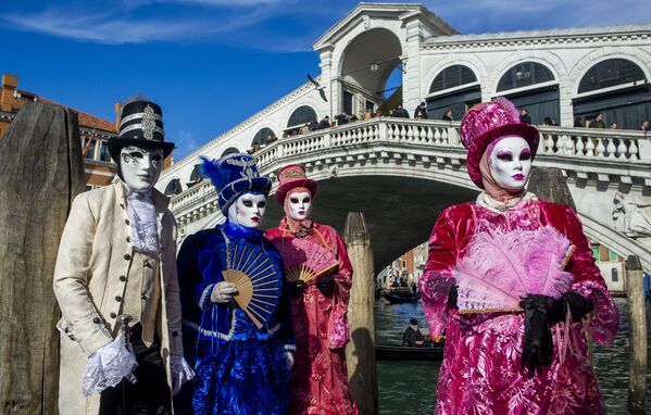 Participantes do Carnaval de Veneza em rua de Veneza, Itália, 13 de fevereiro de 2022 - Sputnik Brasil