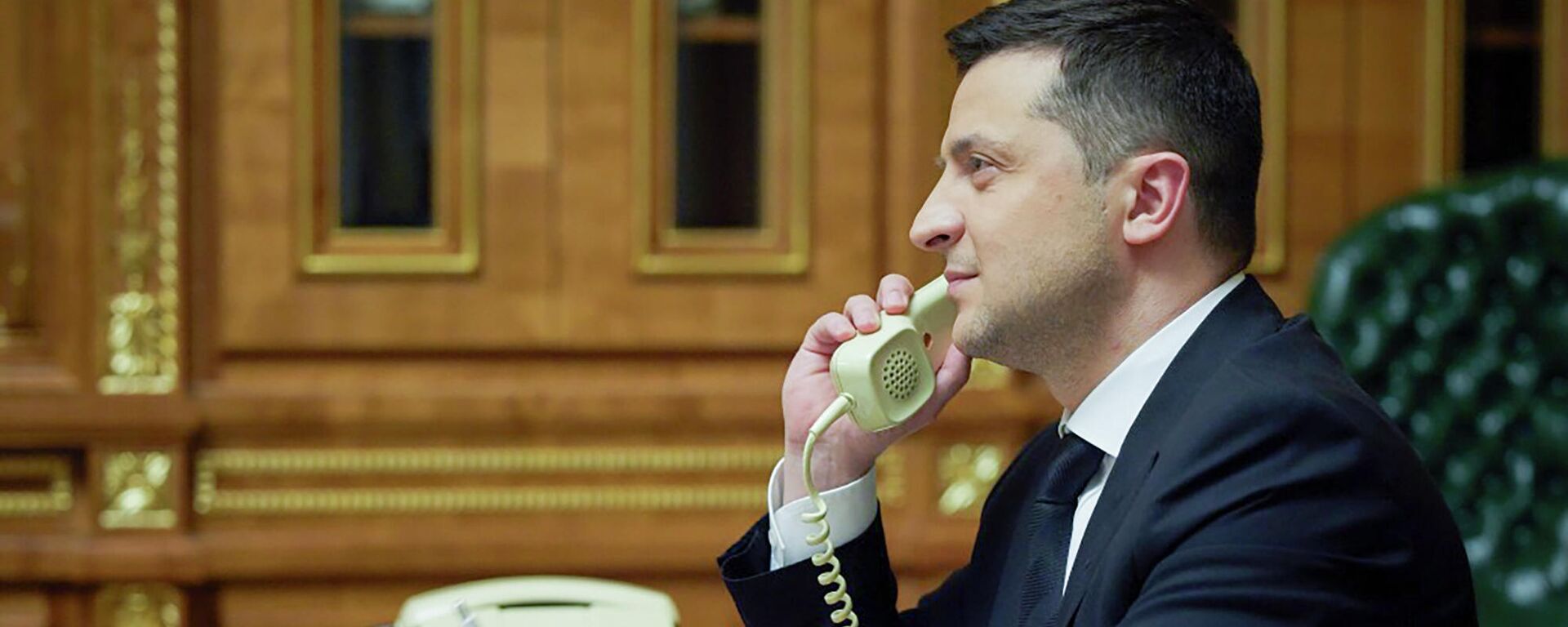 Vladimir Zelensky, presidente ucraniano, fala ao telefone com Justin Trudeau, primeiro-ministro do Canadá, em Kiev, na Ucrânia, em 11 de janeiro de 2022 - Sputnik Brasil, 1920, 08.11.2022